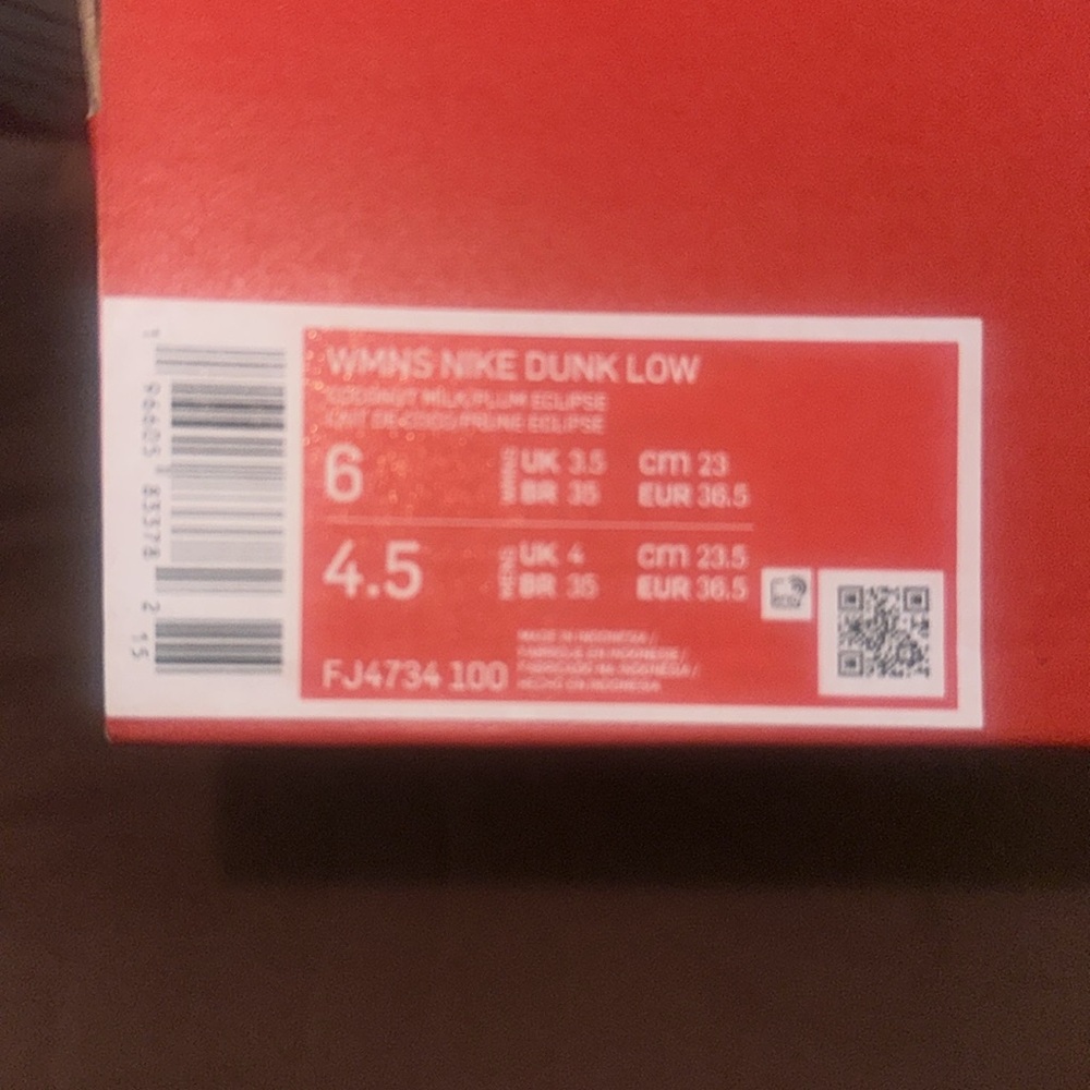 Women’s Nike dunks
Size 6 worn once like new - Picture 2 of 3